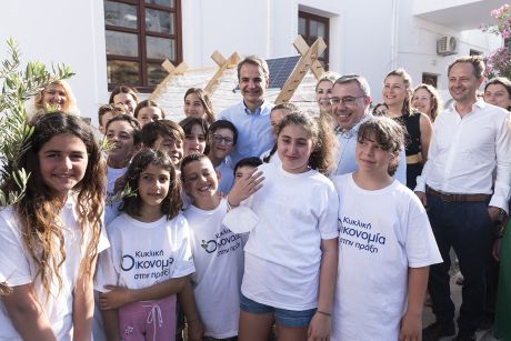 Ο Πρωθυπουργός Κυριάκος Μητσοτάκης και ο CEO του Ομίλου Alpha Bank Βασίλης Ψάλτης, σε αναμνηστική φωτογραφία με τις μαθήτριες και τους μαθητές του Δημοτικού Σχολείου Αστυπάλαιας που συμμετείχαν στην εκπαιδευτική περιβαλλοντική πρωτοβουλία της Τράπεζας. Alpha Bank