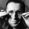 Bertolt Brecht: "Άραγε η βλακεία οδηγεί στην κακία ή η κακία οδηγεί στην βλακεία;"