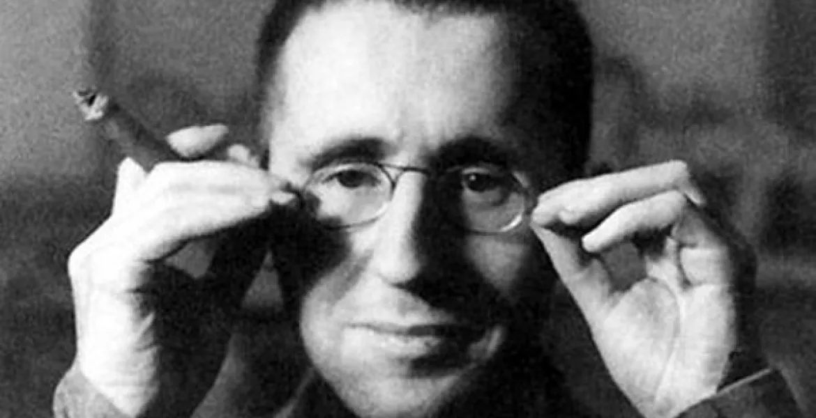 Bertolt Brecht: "Άραγε η βλακεία οδηγεί στην κακία ή η κακία οδηγεί στην βλακεία;"
