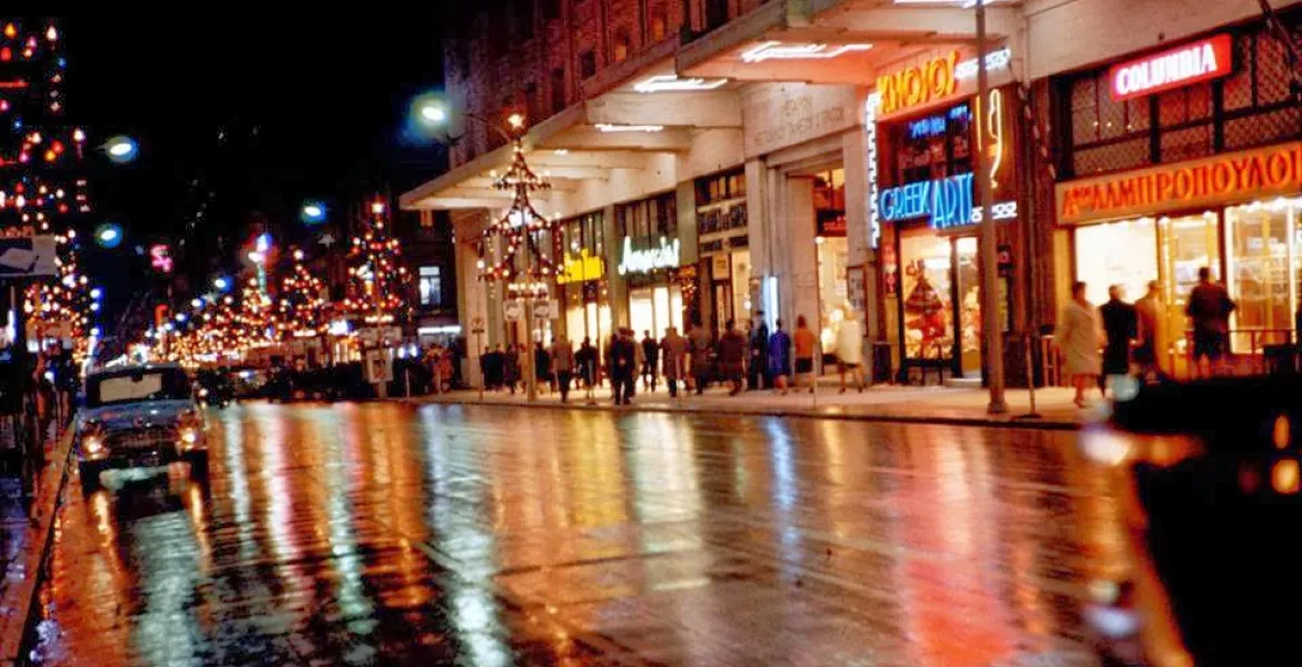 Υπέροχες φωτογραφίες από τα Χριστούγεννα του '60 στην Αθήνα