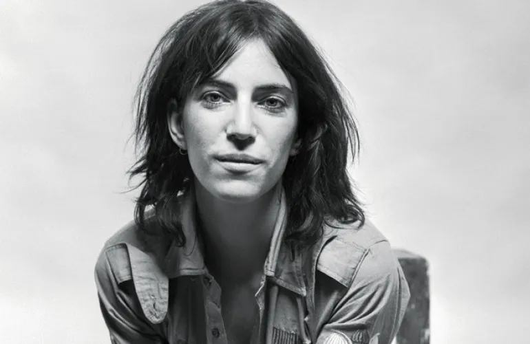 H Patti Smith τραγουδά με χορωδία 250 ατόμων το People Have The Power